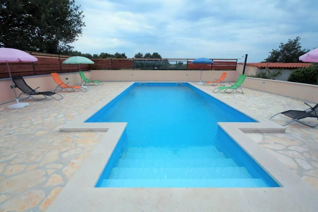 Sunny Apartment With Pool Sisan