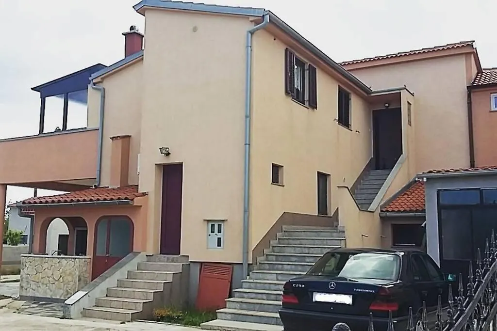 Sunny Apartment With Pool Sisan