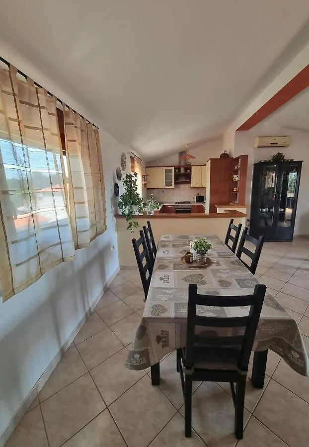 Sunny Apartment With Pool Sisan