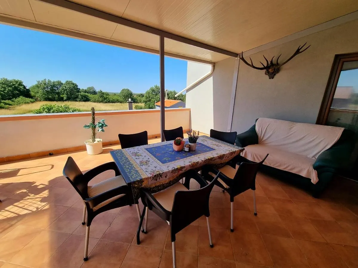 Sunny Apartment With Pool Sisan