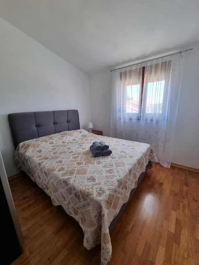 Sunny Apartment With Pool Sisan