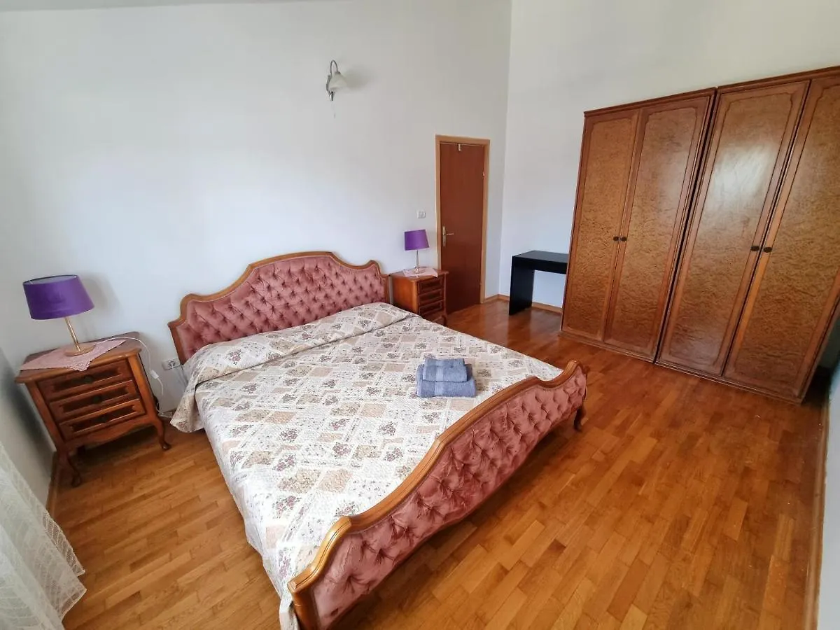 Sunny Apartment With Pool Sisan Croatia