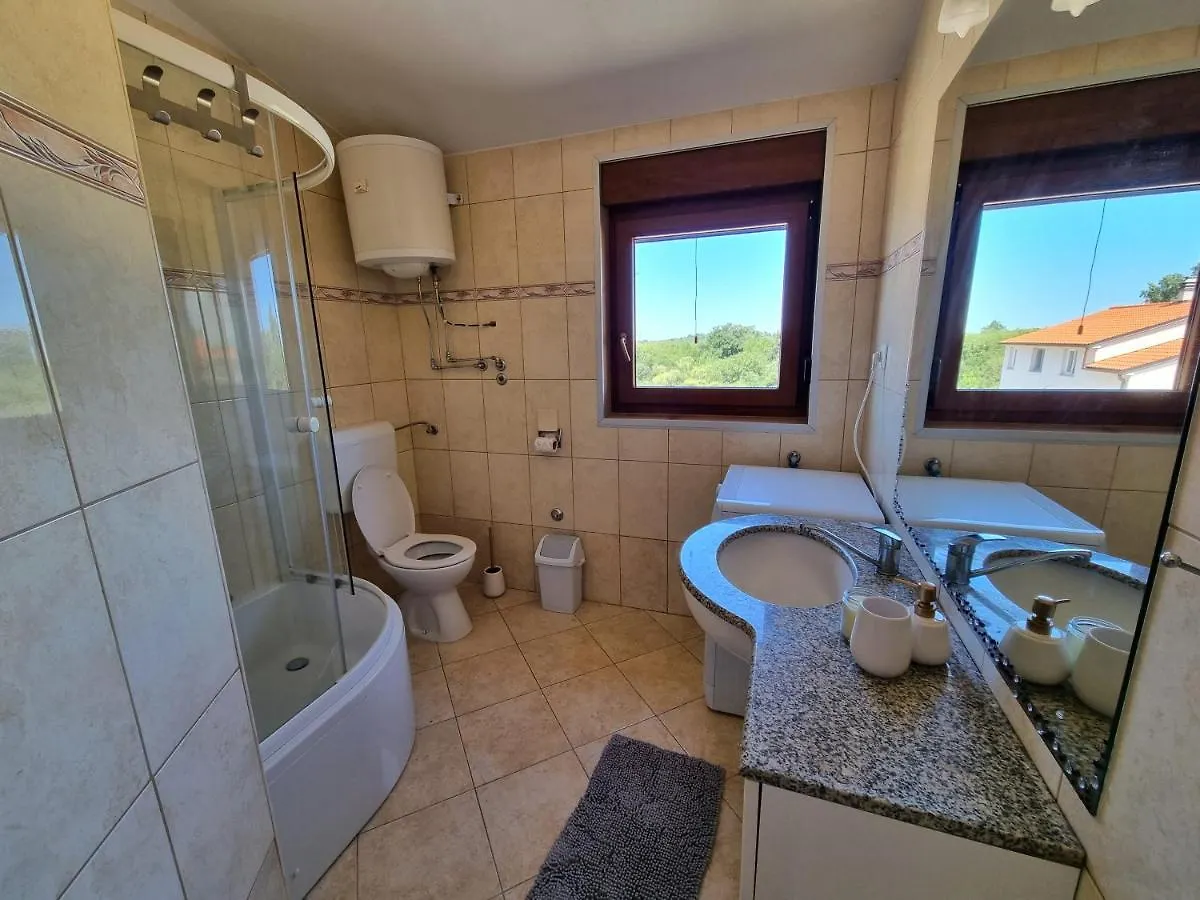 Sunny Apartment With Pool Sisan