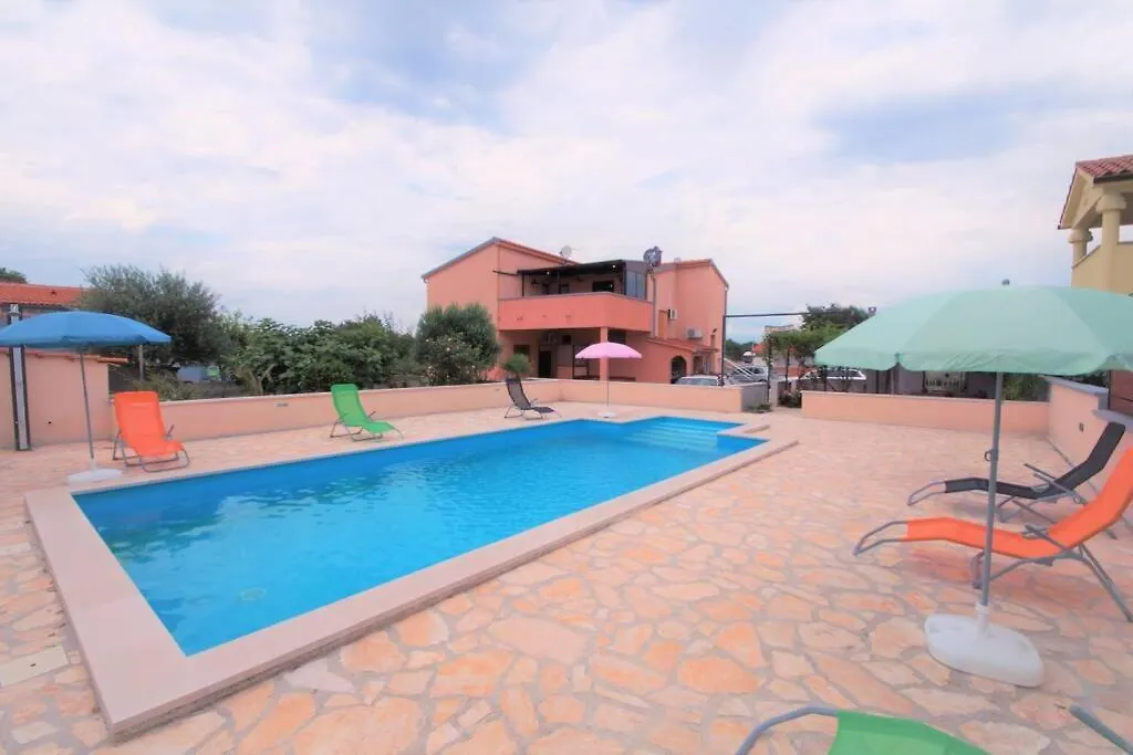 Sunny Apartment With Pool Sisan Croatia