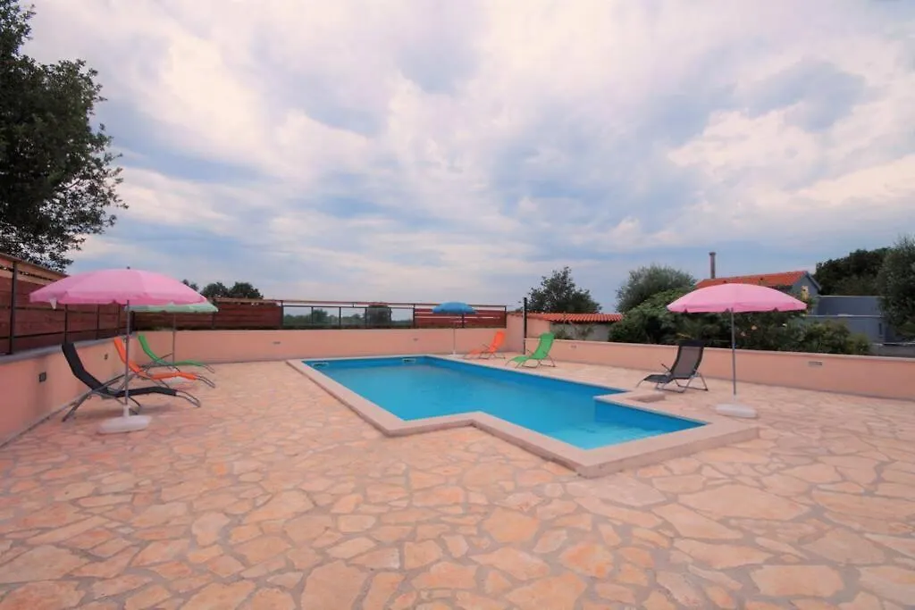 Sunny Apartment With Pool Sisan